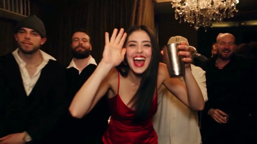 Vaso en alto, saludando
